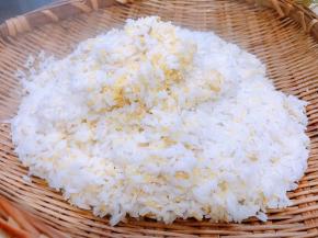 把煮好的米饭倒入竹筲箕里沥水，米汤我们丢弃不要了，也可以加点青菜煮汤