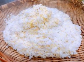 把煮好的米饭倒入竹筲箕里沥水，米汤我们丢弃不要了，也可以加点青菜煮汤
