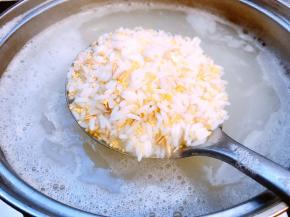 大米和杂粮淘洗干净。
锅里加水煮开倒入大米和杂粮煮至5分熟