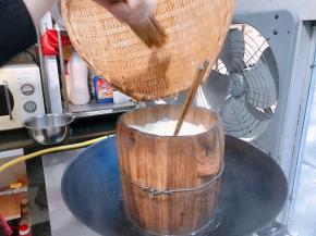 甑子桶底铺上纱布，再把米饭倒入铺平