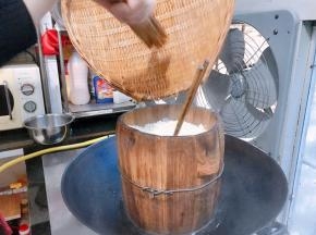 甑子桶底铺上纱布，再把米饭倒入铺平