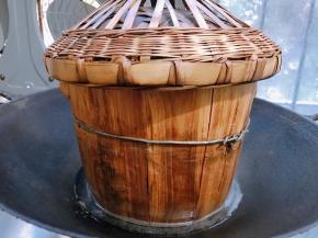 盖上盖子放入锅里，锅里加入一些水隔水蒸20分钟