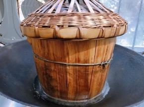 盖上盖子放入锅里，锅里加入一些水隔水蒸20分钟