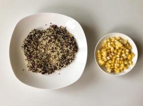 三色藜麦洗净浸泡一小时，玉米已经剥好粒，一起上锅蒸15分钟至熟。
