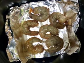 虾仁洗净后加入1勺料酒、1勺生抽和适量黑胡椒粉抓匀，腌制半小时。