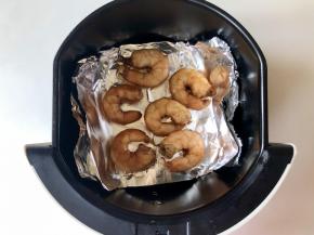 把腌制好的虾仁放入空气炸锅，180°烤10分钟。