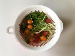 把圣女果和芝麻菜放入水中，加一小勺苏打粉浸泡5分钟后用流水洗净。小苏打可以中和酸性的农药，让其溶于水中。