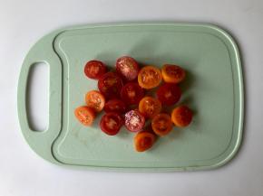 把圣女果对半切。