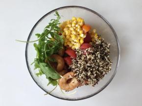 把熟藜麦、玉米粒、烤虾仁、圣女果、芝麻菜一起放入料理豌。