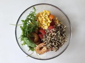 把熟藜麦、玉米粒、烤虾仁、圣女果、芝麻菜一起放入料理豌。