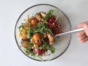 加入适量焙煎芝麻酱，所有食材拌匀后装盘即可食用。