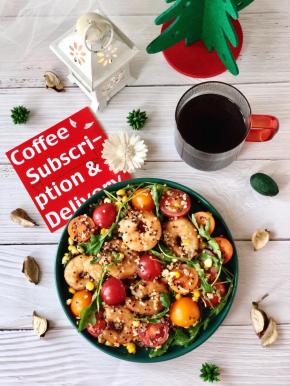 把沙拉装盘，搭配一杯黑咖啡，低脂好吃，越吃越美哦！