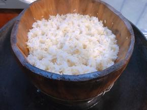 用筷子插一些小孔透气