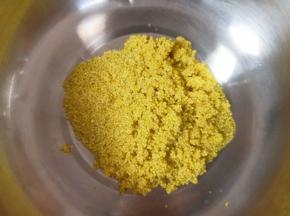 将小米淘洗干净放入锅里。