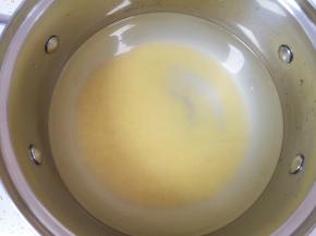 加入纯净水，大火烧开。