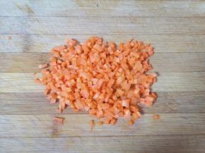胡萝卜洗干净切成小丁。