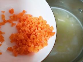 锅开以后下入。