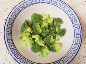 西兰花切成小朵洗干净。