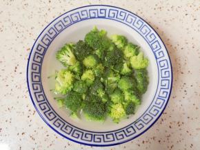 用开水烫一下，捞出控干水分。