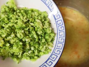 25分钟以后小米已经熬好了，下入西兰花碎。