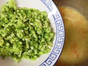 25分钟以后小米已经熬好了，下入西兰花碎。