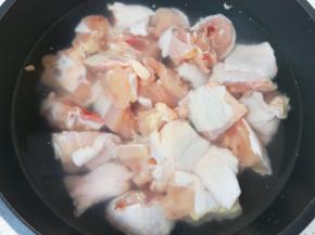 鸡全腿剁成块，凉水入锅，加入2勺料酒烧开焯水。