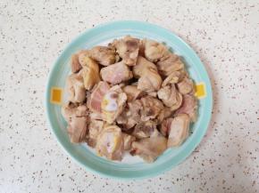 焯过水的鸡块冲洗干净备用。