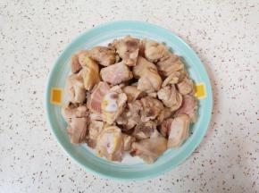 焯过水的鸡块冲洗干净备用。