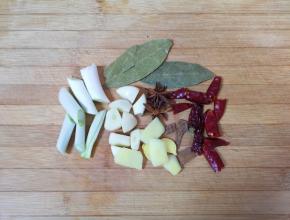 准备好葱姜蒜、香叶、八角、桂皮和干红辣椒。