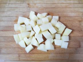 土豆去皮洗干净，切成大块用凉水泡上备用。