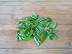 青椒去籽洗干净切成小块。