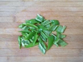青椒去籽洗干净切成小块。