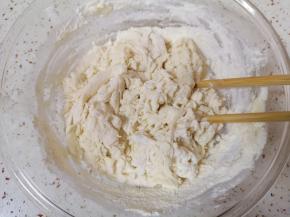 准备好面粉，加入温水用筷子搅拌成絮状。