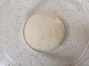 揉成面团，盖上保鲜膜醒20分钟。