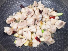 下入鸡块，大火翻炒至表面微微发黄。