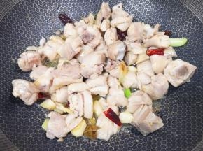 下入鸡块，大火翻炒至表面微微发黄。
