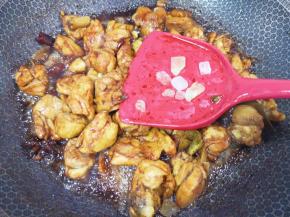 加入红烧酱油上色增香，加入几粒冰糖翻炒均匀。