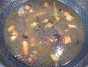 加入没过鸡块的开水，烧开以后转中火炖20分钟。