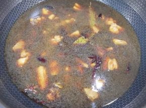 加入没过鸡块的开水，烧开以后转中火炖20分钟。