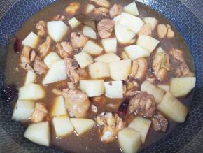 20分钟以后下入土豆块翻炒均匀。