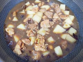 加入鲍汁蚝油和鸡精调味。