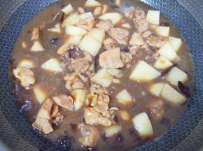 加入鲍汁蚝油和鸡精调味。