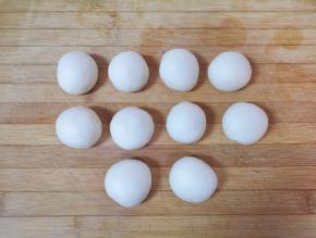 醒好的面团分成10份（面团比较软，可以抹点油）。