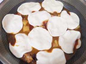 用手抻开成小饼状，放入锅里，焖煮10分钟。