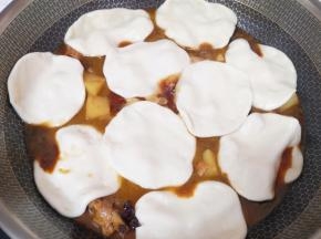 用手抻开成小饼状，放入锅里，焖煮10分钟。