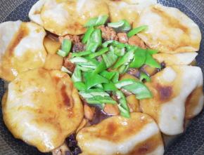 10分钟以后饼已经熟了，将饼用铲子拨在一边，下入青椒翻炒至断生即可！