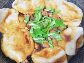 10分钟以后饼已经熟了，将饼用铲子拨在一边，下入青椒翻炒至断生即可！