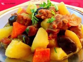 羊肉入口鲜嫩爽口混搭着时蔬一起吃让人回味无穷