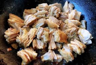 放入羊肉大火快速翻炒均匀裹上料汁