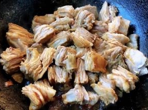 放入羊肉大火快速翻炒均匀裹上料汁
